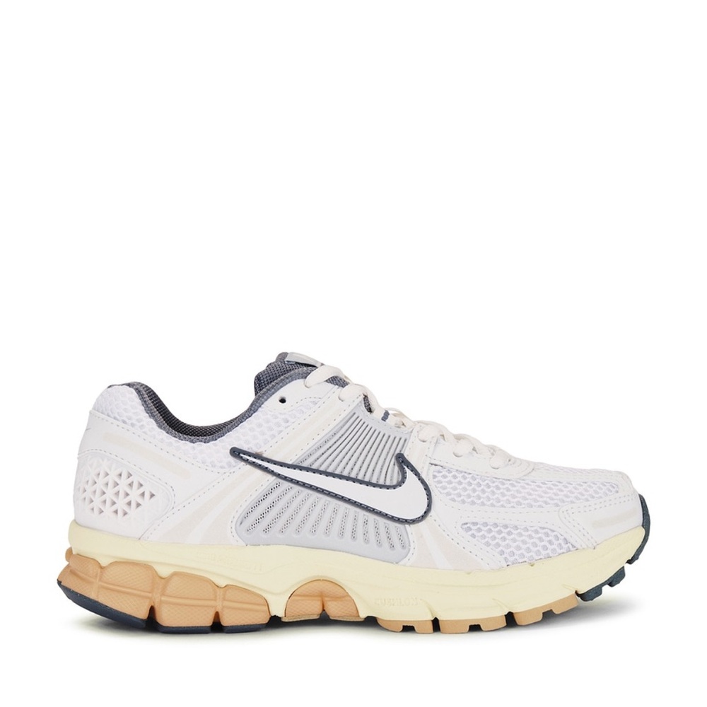 Nike Zoom Vomero 5 Sneaker in Summit White & Pure Platinum- W size 8 like new